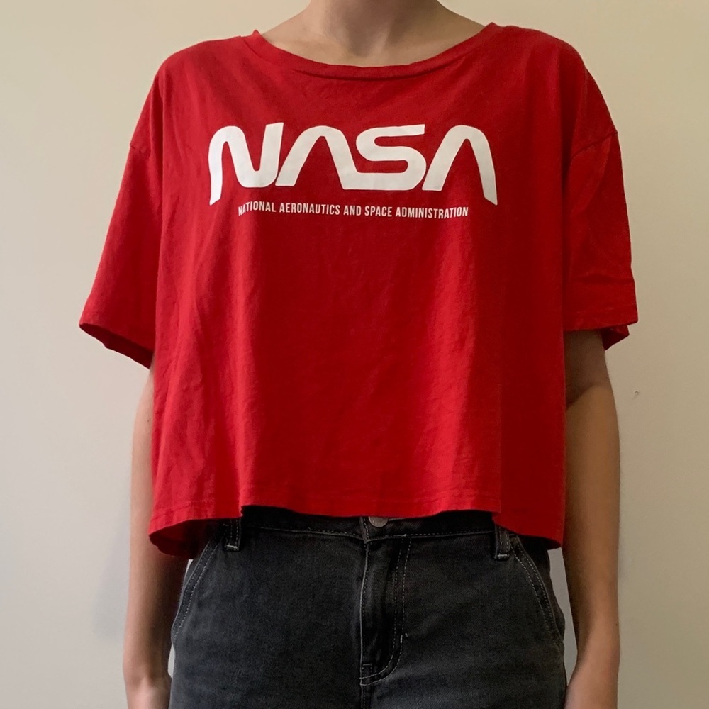 Cropped NASA shirt.